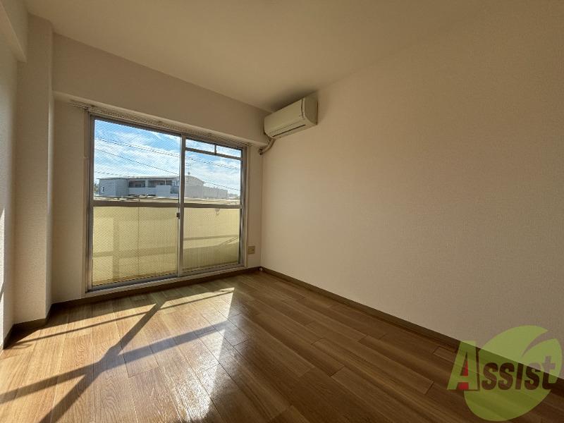 居室・リビング　．