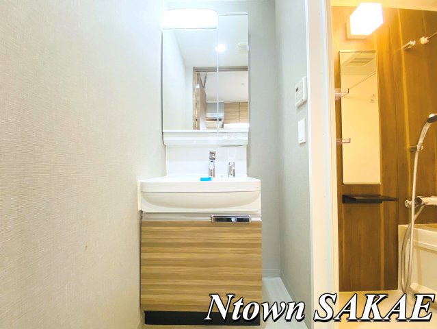 洗面設備　独立洗面台、小物を置くことができて便利です