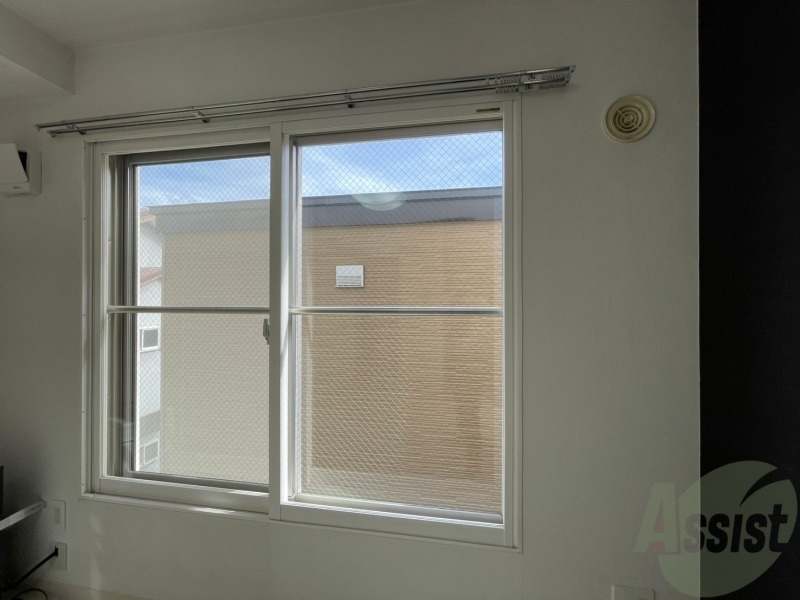 バルコニー　大きな窓がありますので風通しが良さそう。