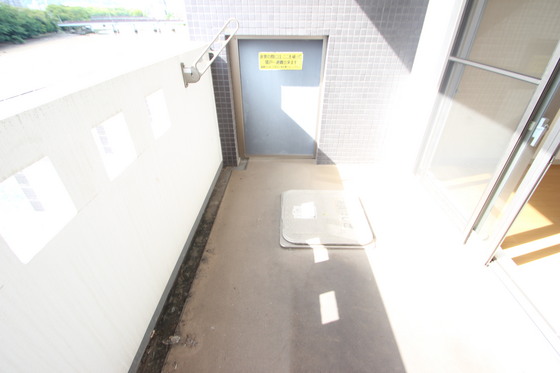 バルコニー　※掲載写真は同マンション別部屋参考写真となります。