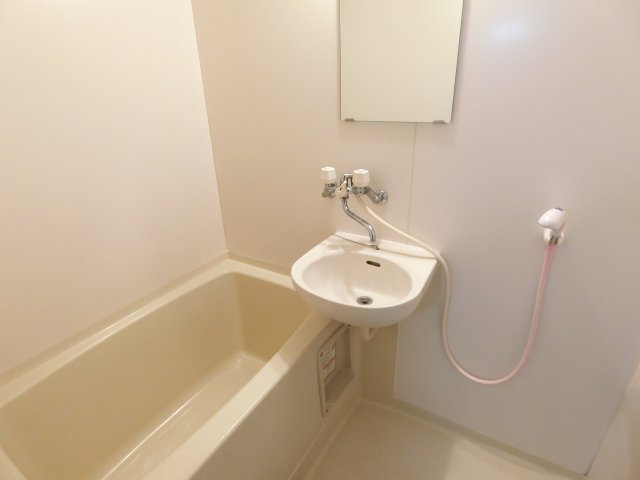 バス・シャワールーム　給湯式のお風呂です。