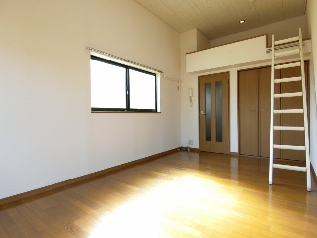 居室・リビング　角部屋です。南面にも窓があります。