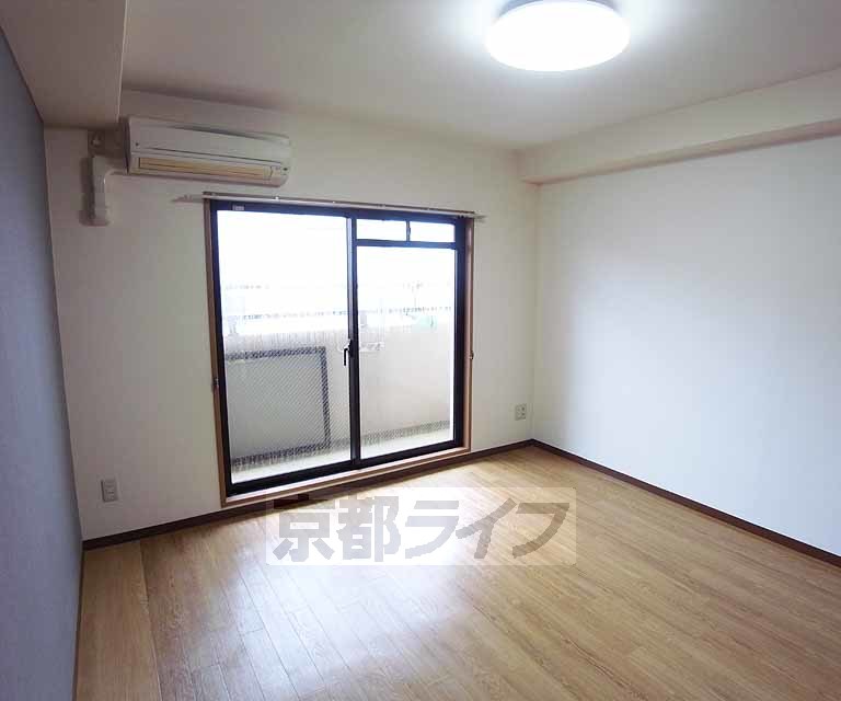 居室・リビング　南向きの明るい静かなお部屋です。