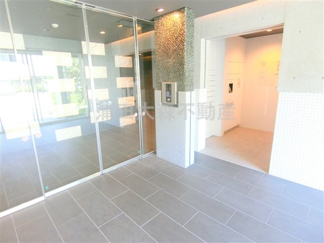 エントランス　防犯カメラTVモニター付オートロック宅配BOXメールBOX管