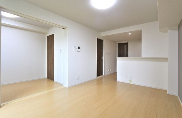 居室・リビング　広々とした綺麗なリビングですね