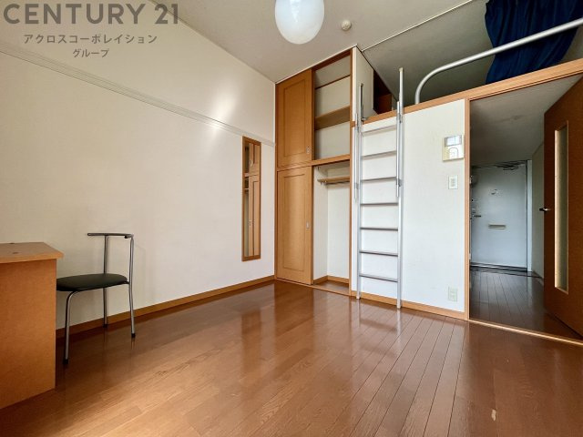 居室・リビング　ロフト付きの6帖の洋室です♪