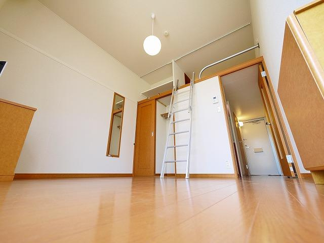 居室・リビング　こちらの居間で趣味の時間をお楽しみください