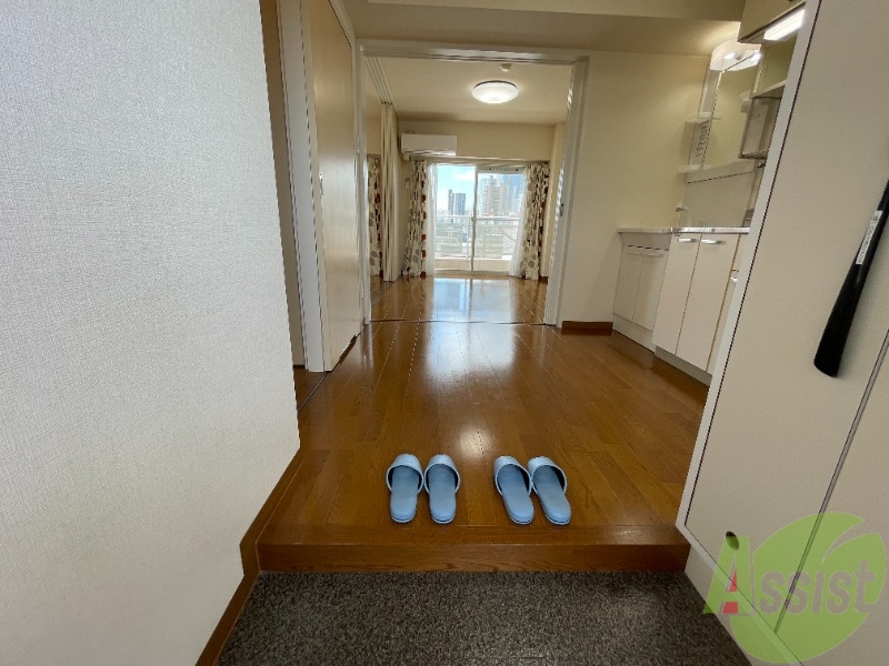 玄関　玄関から入り少し歩くとリビングに出る為、すぐ休めますね。