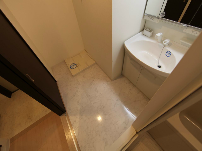 洗面設備　脱衣所　独立洗面台（シャンプードレッサー付）室内洗濯機置き場