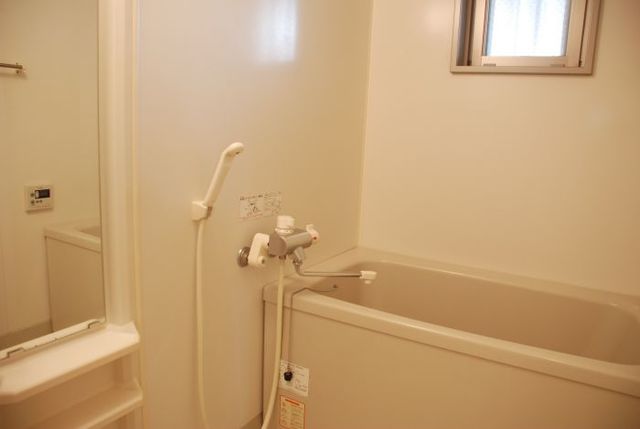 バス・シャワールーム　光・外気を取りこめる窓がある浴室！