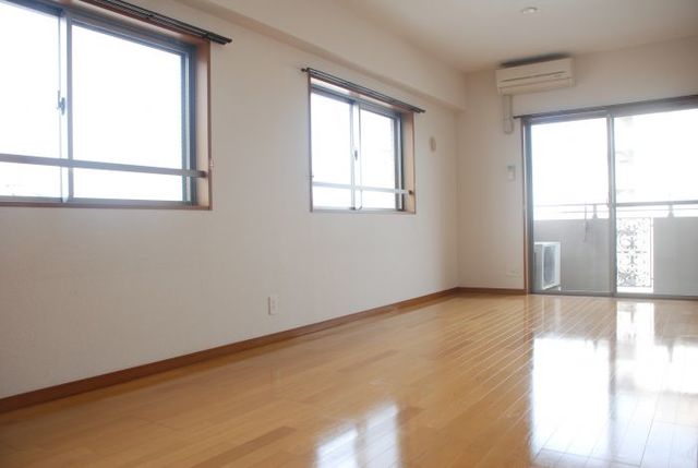 居室・リビング　広いバルコニーに面したＬＤＫ（１３．９帖）