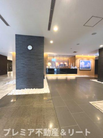 ロビー　コンシェルジュデスクがあります
