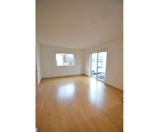 居室・リビング　フローリングのきれいなお部屋です。