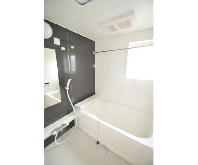 バス・シャワールーム　ゆったりと入れる一坪風呂です。