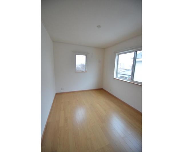 その他部屋・スペース　二面採光の軽い寝室です。