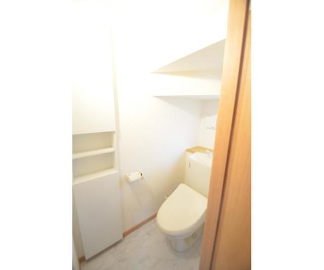 トイレ　嬉しいウォシュレット付きのトイレです。