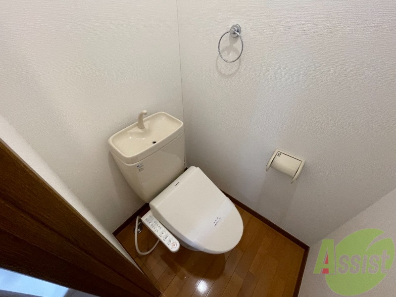 トイレ　温水洗浄便座付きのお手洗いになります。これは嬉しいですね