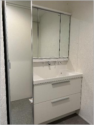 洗面設備　身支度に便利な洗髪洗面化粧台※クリーニング前の写真です