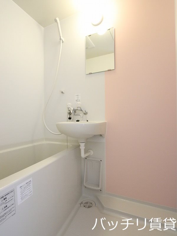 バス・シャワールーム　別号室タイプの為、現状を優先致します。