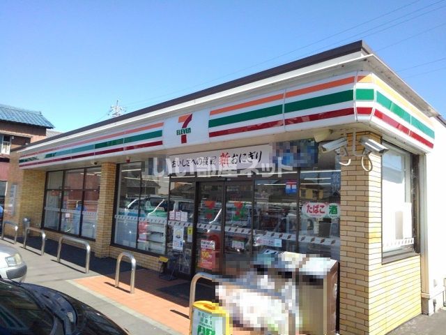 コンビニ　セブンイレブン 四日市曙町店（コンビニ）まで972m