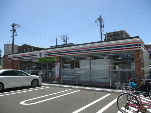 コンビニ　セブンイレブン（コンビニ）まで390m