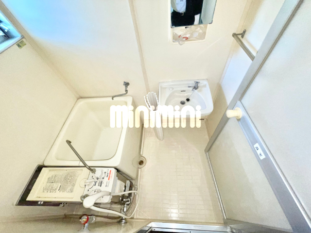 バス・シャワールーム　窓があり明るいお風呂です