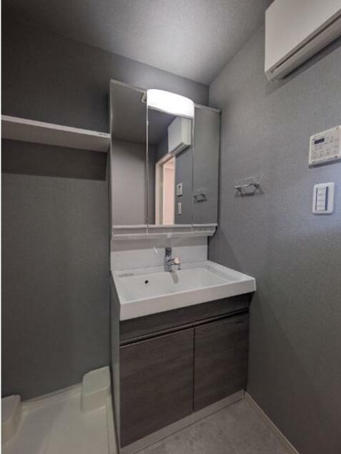 洗面設備　三面鏡付き独立洗面台