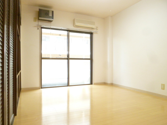 居室・リビング　★洋室７帖のお部屋です★