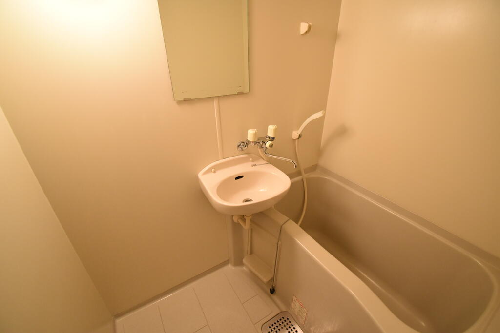 バス・シャワールーム　※同建物の別のお部屋の写真です。