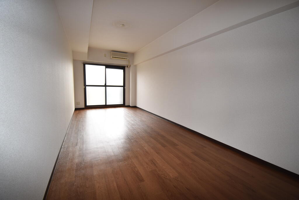 居室・リビング　※同建物の別のお部屋の写真です。