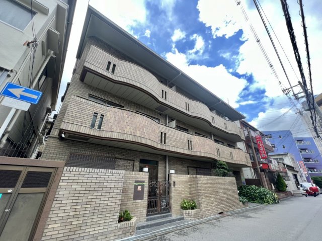 建物外観　タイル貼りの外観です