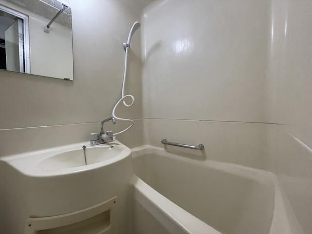 バス・シャワールーム　お掃除がしやすい３点ユニットバスです☆