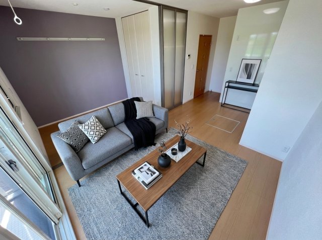 居室・リビング　家具はCGのイメージ画像になります。※実際に家具は付いており