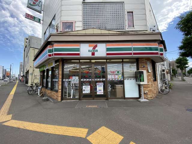 コンビニ　セブンイレブン（コンビニ）まで107m