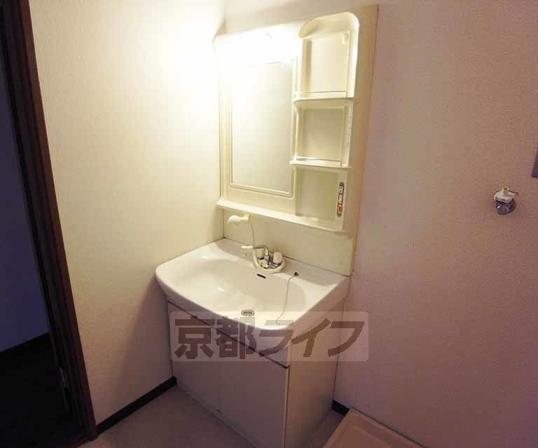 洗面設備　きれいな独立洗面台ですね。