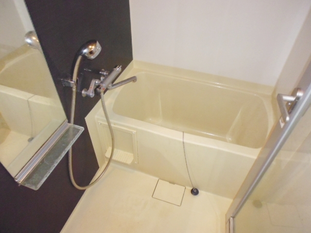 バス・シャワールーム　大きな鏡のあるバスルームです！