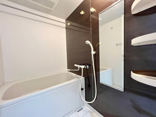 バス・シャワールーム　白を基調とした爽やかなお部屋です