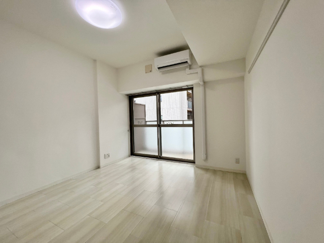 居室・リビング　玄関から見た様子です