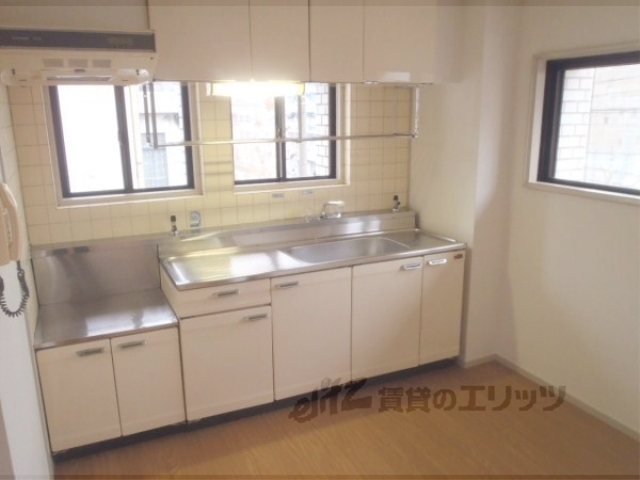 キッチン　大き目のキッチン台です。