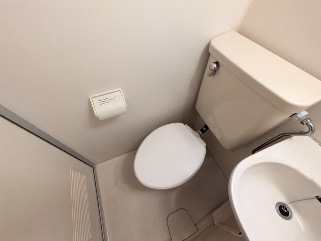 トイレ　※クリーニング前の写真です