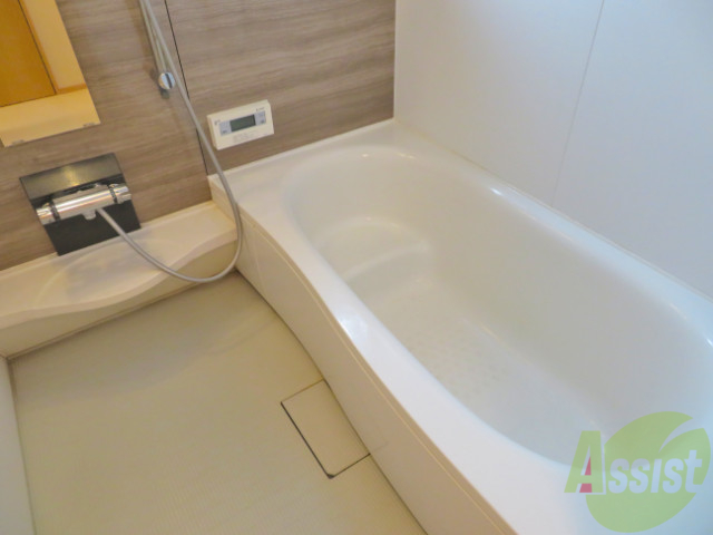 バス・シャワールーム　綺麗な浴槽と十分なスペースがありますね。