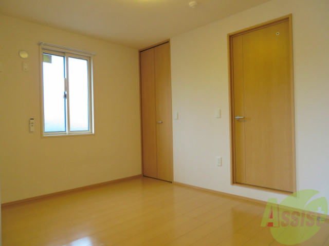 その他部屋・スペース　寝室には、小窓も付いていて使いやすいお部屋ですよー。