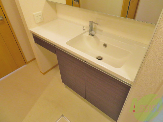 洗面設備　洗面台は、沢山の収納があるので良いですね。