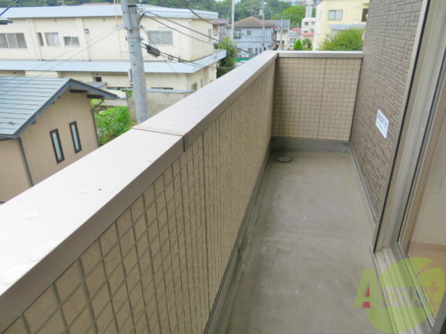 バルコニー　バルコニーは、洗濯物を干せるスペースが十分ありますよー。