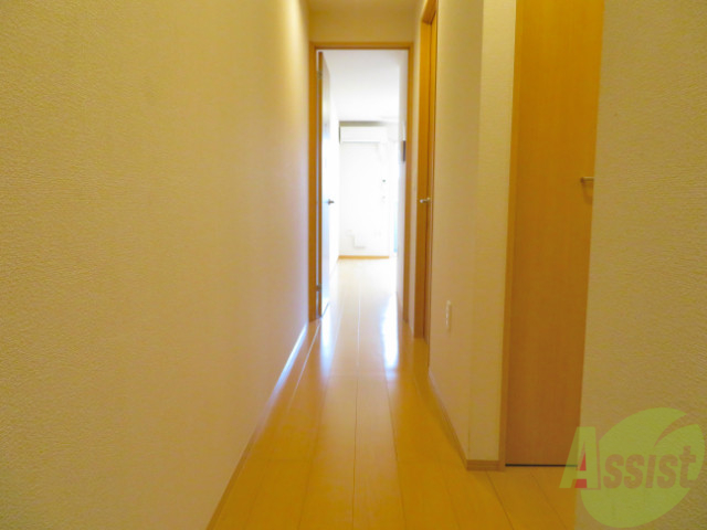 玄関　玄関からは、リビングに繋がる綺麗な通路が見えますね。