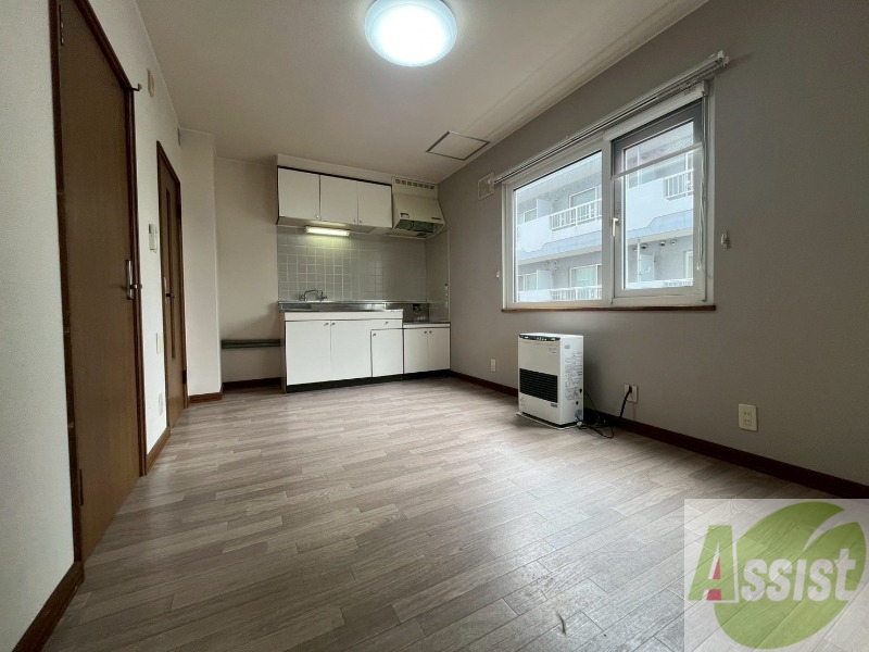 居室・リビング　リビングです。窓が大きくて明るいですね！