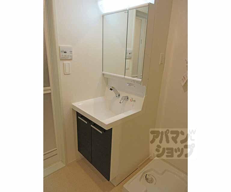 洗面設備　使いやすい洗面台です