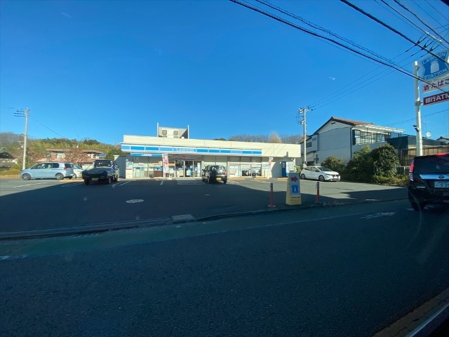 コンビニ　ローソン武蔵村山中央三丁目店（コンビニ）まで593m