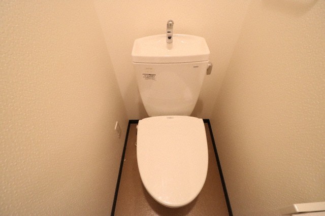 トイレ　落ち着いた色調のトイレです