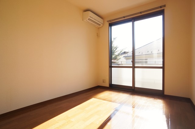 居室・リビング　人気の南向きなので暖かな日差しが入りますね♪